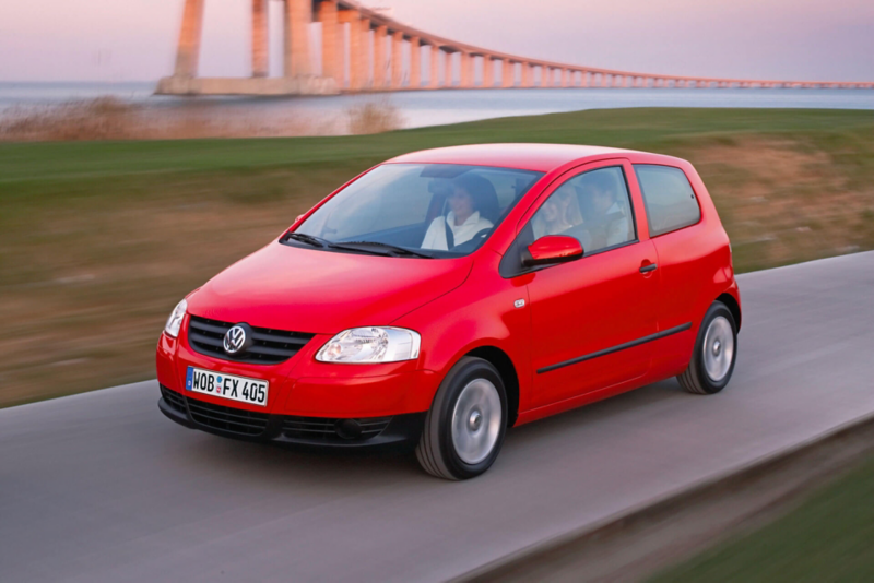 Vue de 3/4 avant d'une VW Fox roulant sur une route.