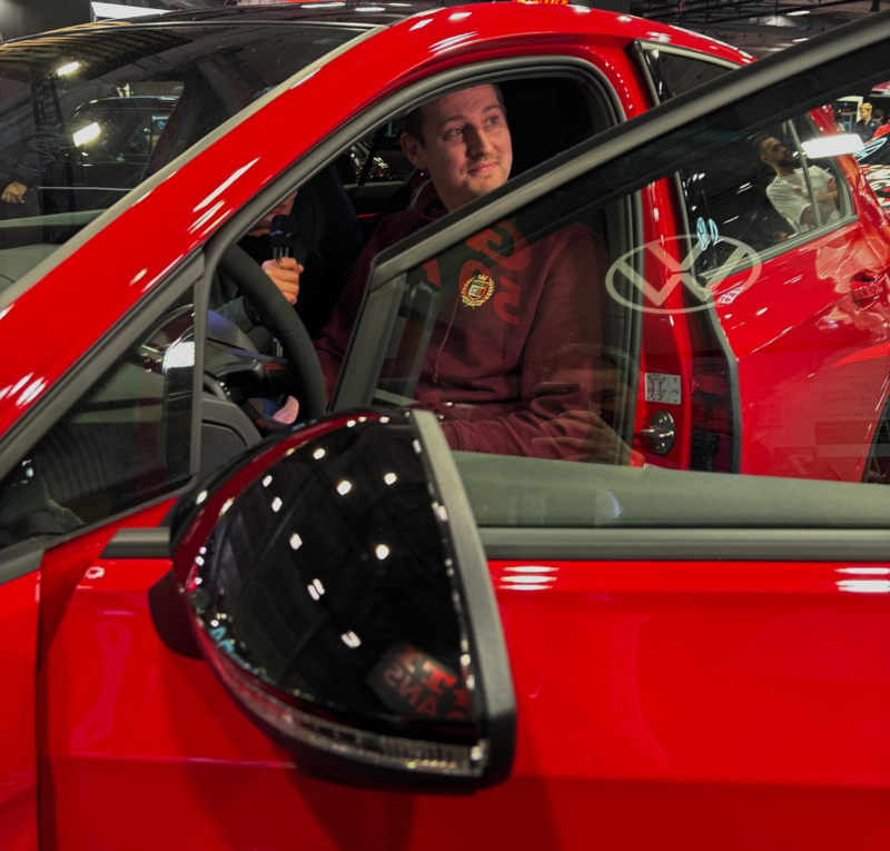 Une homme dans une Golf GTI porte ouverte