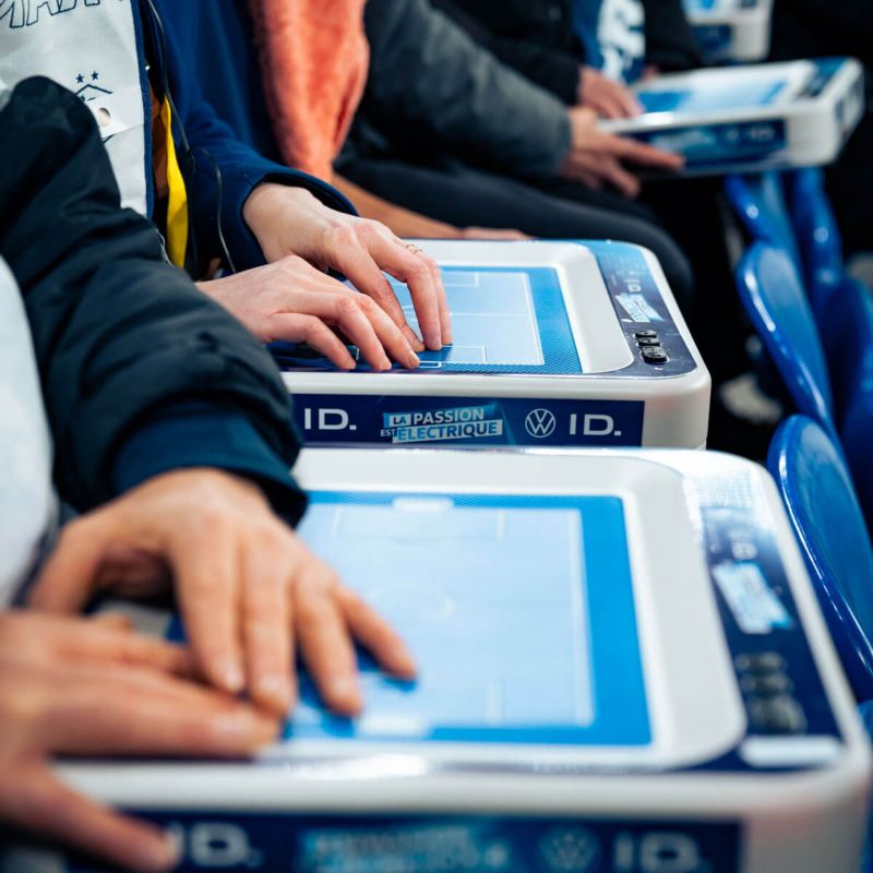 Gros plan sur les tablettes tactiles Touch2See pendant le match de l'Équipe de France de football.