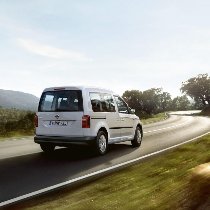 Caddy Kombi in movimento su una strada alberata