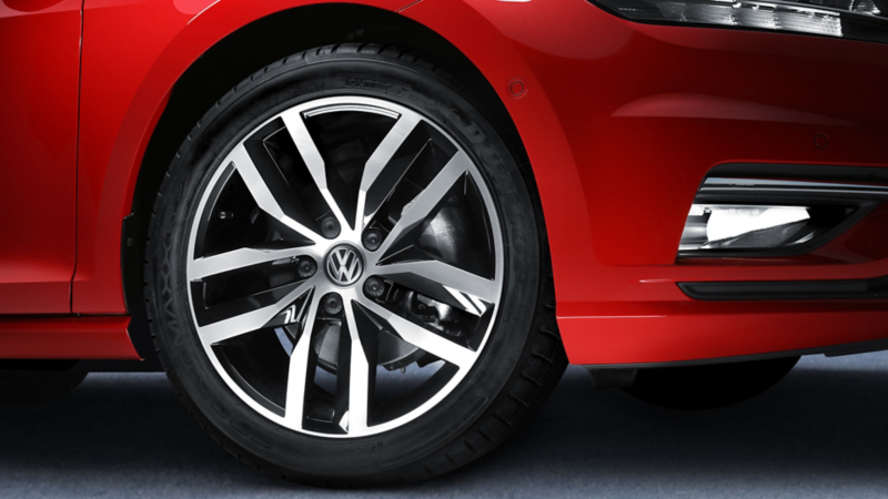 Rines de auto deportivo Golf, modelo seminuevo de Volkswagen en venta. 