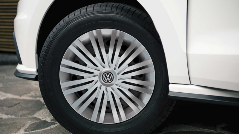Rines de acero de 15 pulgadas de VW Vento 2022 Startline con logo VW en el centro. 
