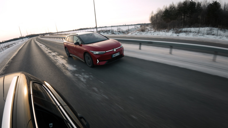 VW ID.7 Tourer GTX ja Passat Variant rinnakkain moottoritiellä