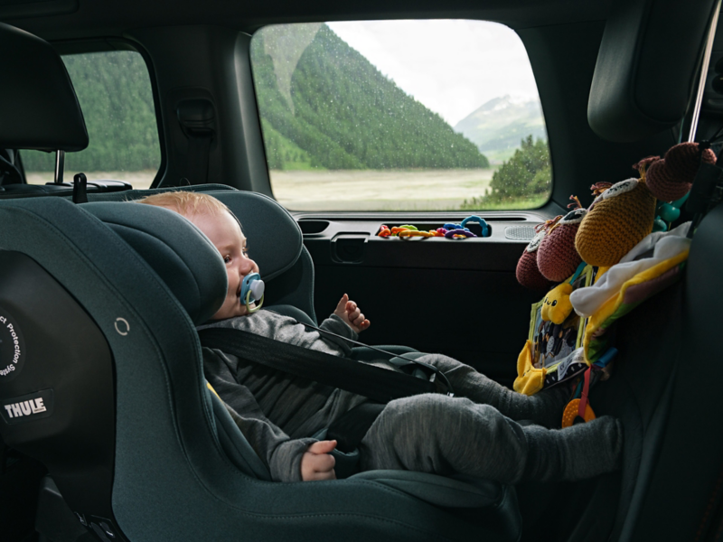 En bebis ligger i ett babyskydd i en VW ID Buzz GTX elbil