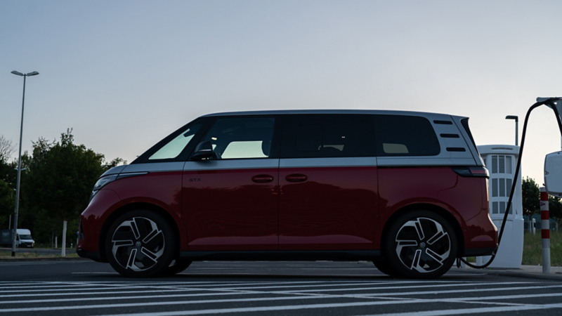 En VW ID. Buzz GTX står och laddar vid en laddstation
