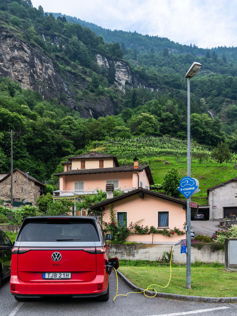 VW ID Buzz GTX står och laddar vid en laddstation i en alpby