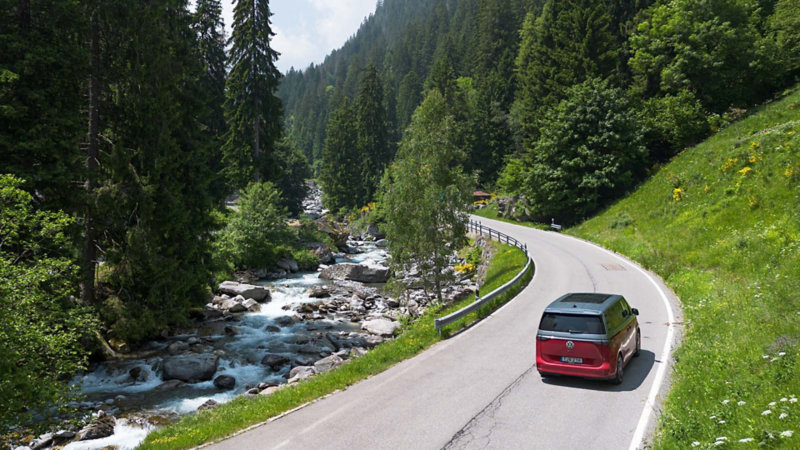En VW ID Buzz GTX elbil kör i alperna