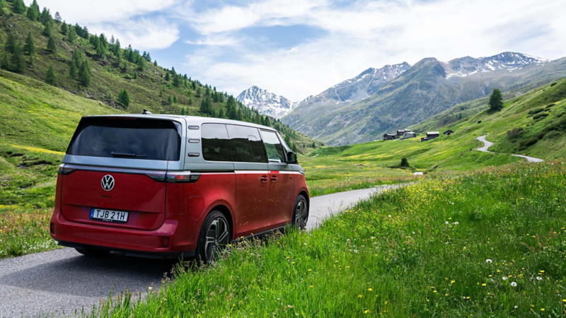 En VW ID Buzz GTX elbil kör i alperna