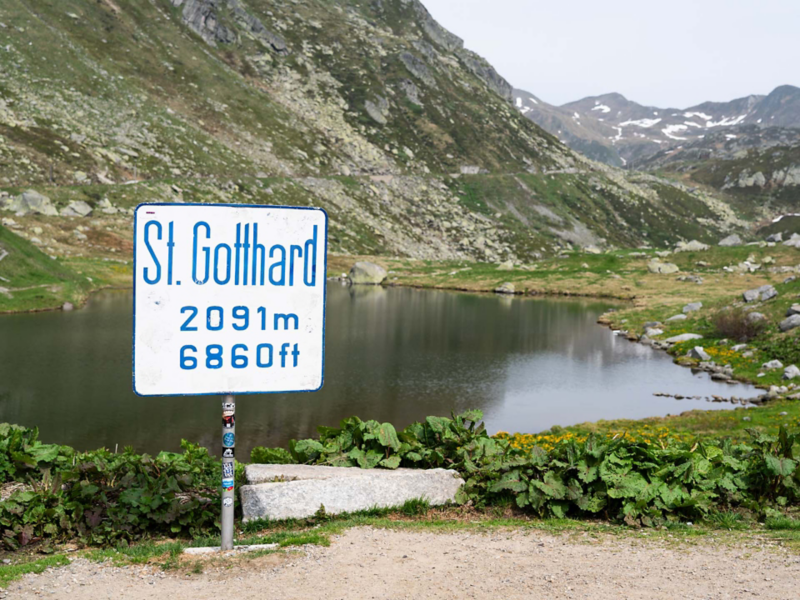 En skylt med texten St Gothard 2091 m över havet