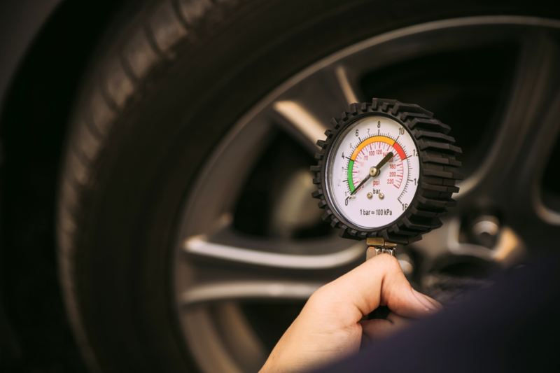 Midiendo la presión de las ruedas de un coche