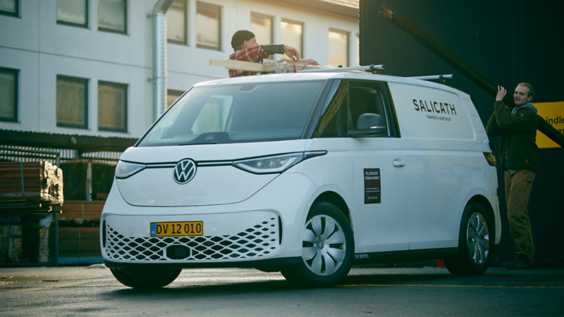 Hvid ID.Buzz med håndværkere