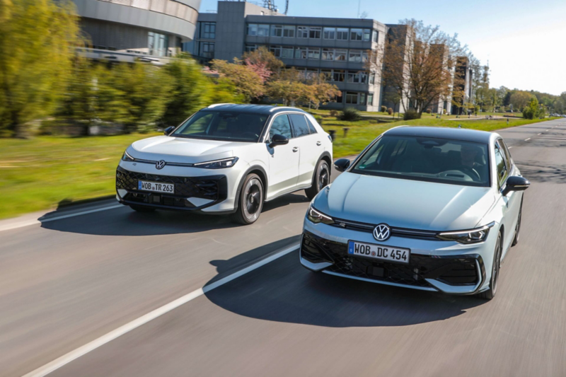 Dwa samochody marki Volkswagen jadące w mieście