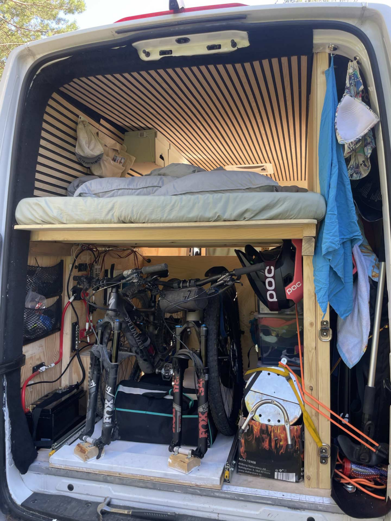 Sophies ombyggda VW Crafter med plats för både säng och cyklar.
