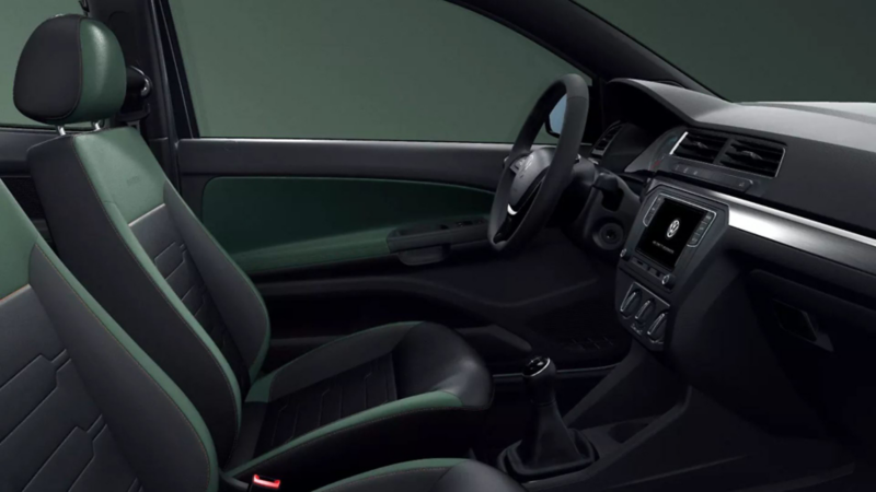 Interior de Saveiro Extreme con asientos bicolor en leatherette y detalles en verde.