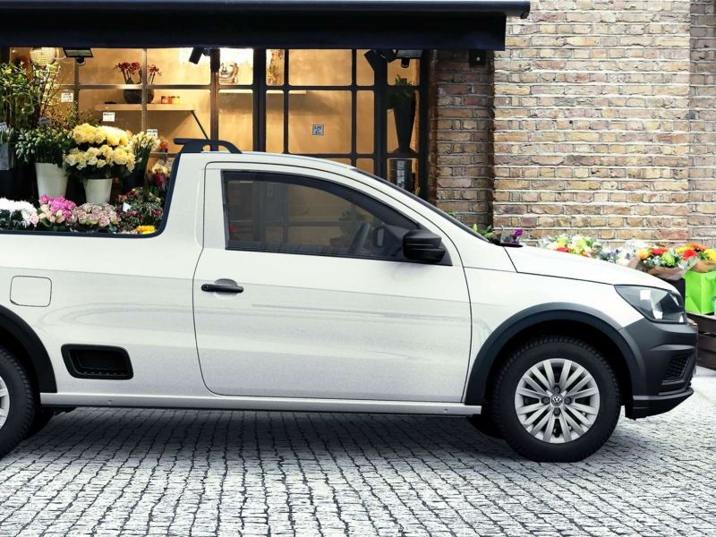 Imagen de camioneta Saveiro de Volkswagen afuera de una florería. 