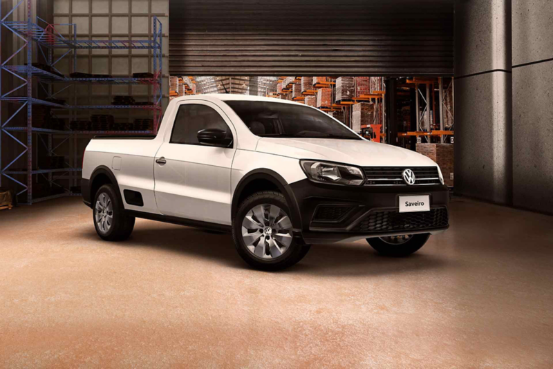 Camioneta saveiro seminueva - Pick up de color blanco dentro de un almacén. 