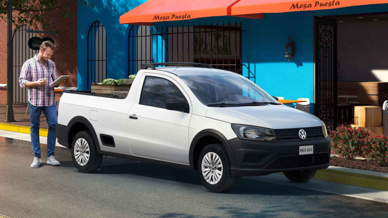 Pick up Saveiro 2023 en color blanco, a las afueras de un restaurante.