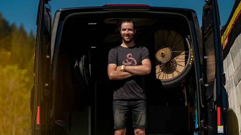 Yanick Gyger steht im Crafter und die Hintertüren sind offen