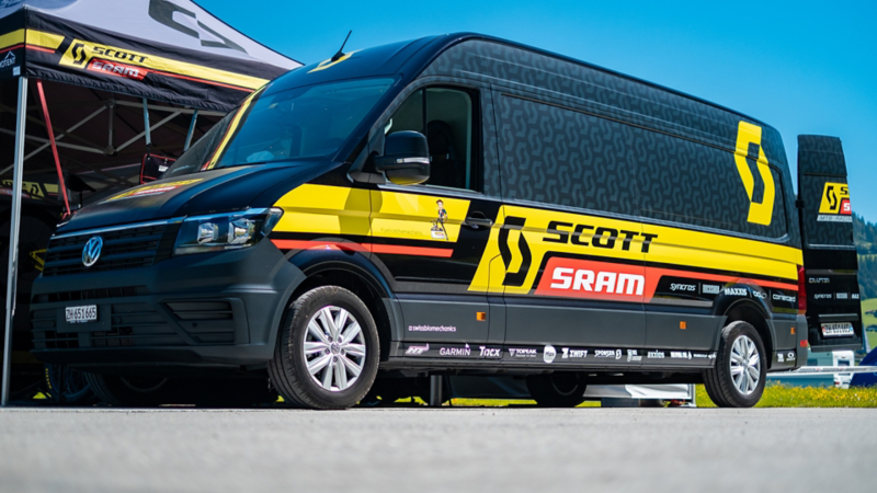 Scott Sram convertito Crafter è parcheggiato sul lato della piazza
