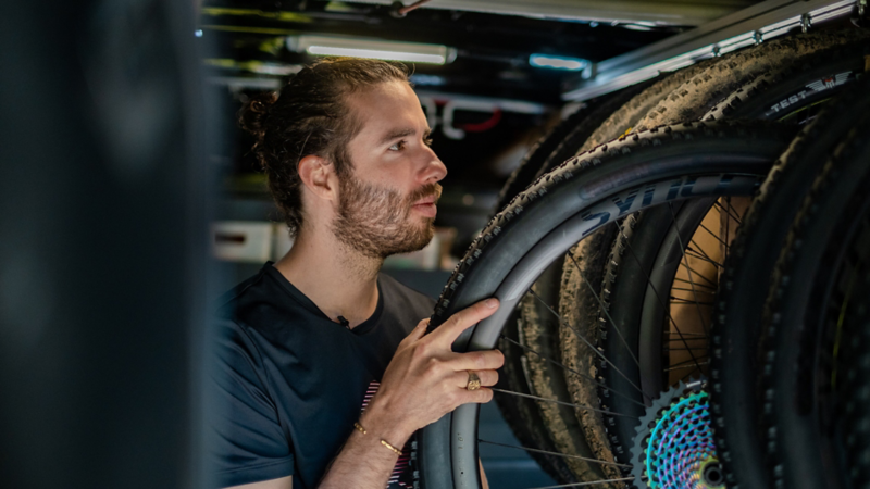 Yanick Gyger appende una ruota di bicicletta