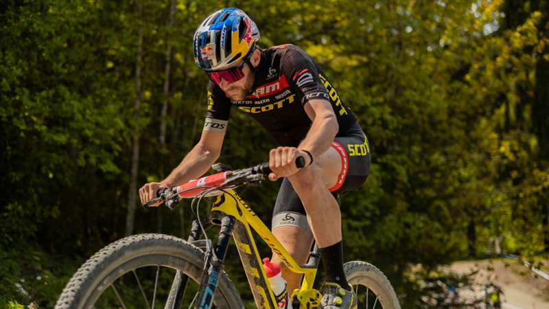 Un mountain biker durante una gara