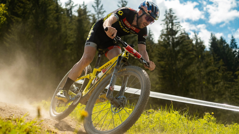 Ciclista di mountain bike durante la gara