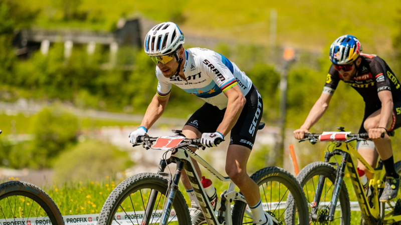 Ciclisti di montagna durante la gara