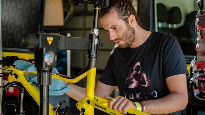 Yanick Gyger repariert gerade ein Bike