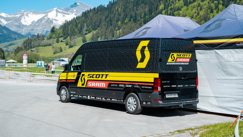 Crafter convertito parcheggiato sul lato della tenda