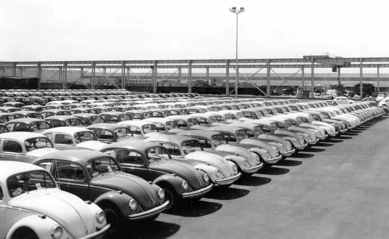 ALT: Vochos de Volkswagen en patio de la planta VW Puebla.