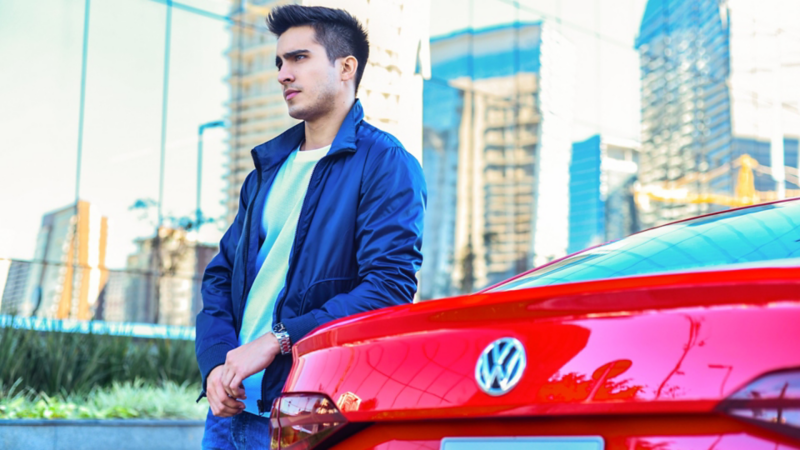 Sedán Nuevo Virtus 2020, auto Volkswagen con mejor rendimiento de combustible y performance en rojo tornado