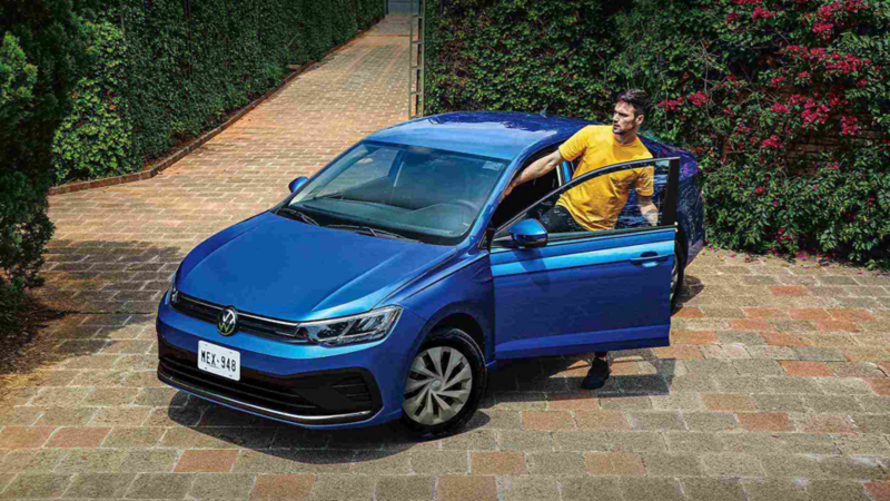 Auto Virtus de Volkswagen, sedán 2023 en color azul. 