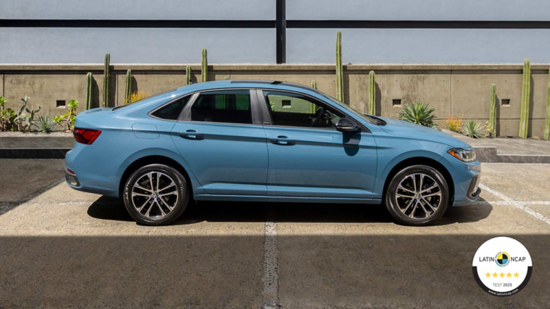 Jetta 2025 versión Highline en color azul estacionado dentro de edificio con jardinera de plantas semidesérticas. 
