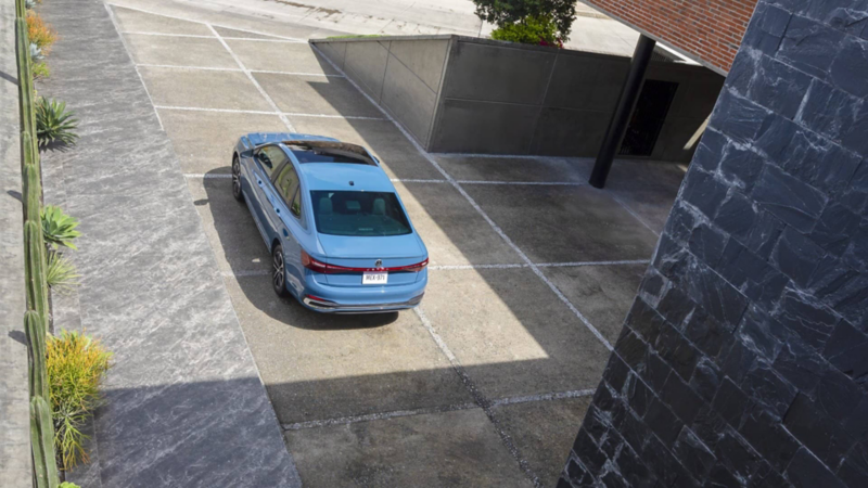Jetta 2025 Sportline. Vista trasera de auto sedán mexicano. 
