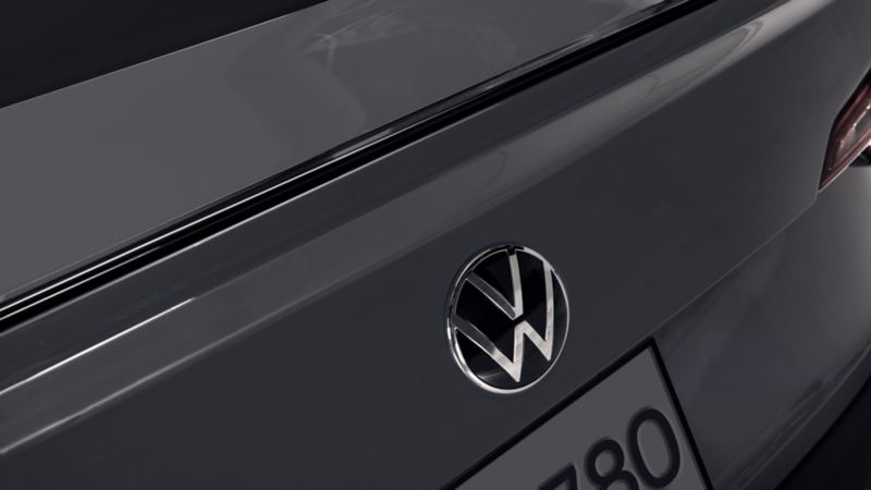 Logo de Volkswagen en la puerta de cajuela. 