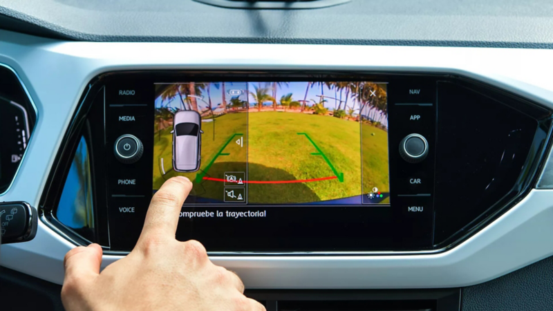 Pantalla de Volkswagen T Cross, con vista a cámara de visión trasera para estacionarse mejor.