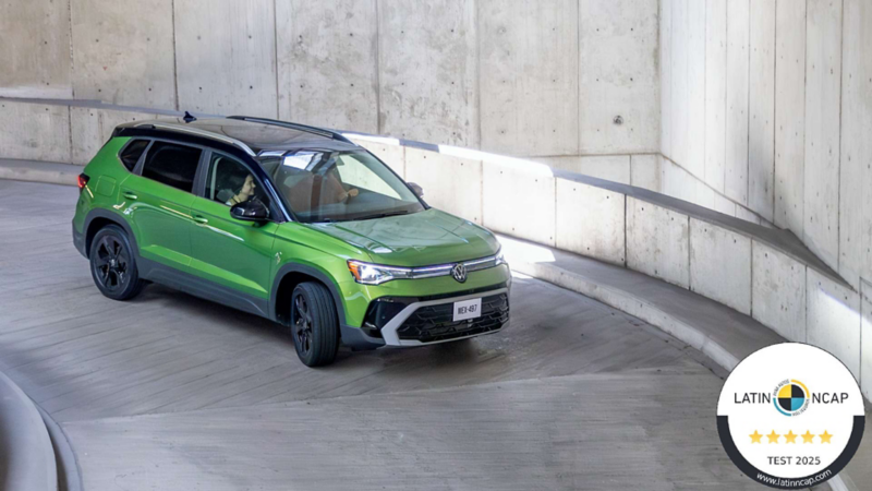 SUV Taos de color verde baja rampa de concreto en estacionamiento. Logo de Latin NCAP en la parte inferior derecha.
