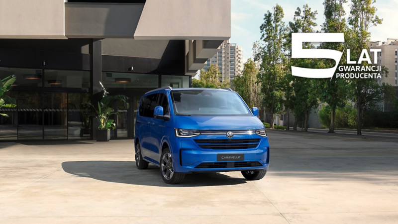 Volkswagen Caravelle stoi przed budynkiem biurowym.