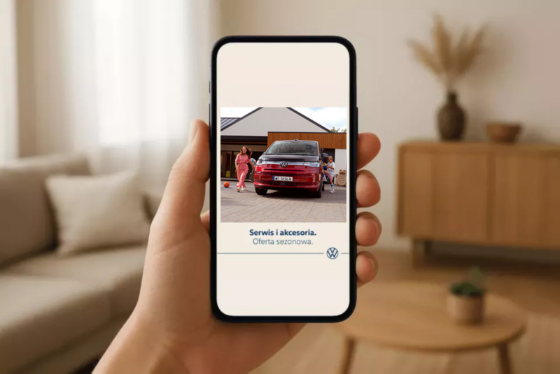 Broszura informacyjna Volkswagen Samochody Dostawcze na ekranie smartfona.