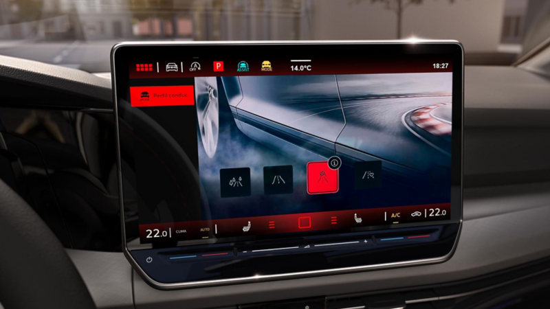 Pantalla de 12.9 pulgadas de Golf GTI 2025 muestra modos de manejo a elegir.