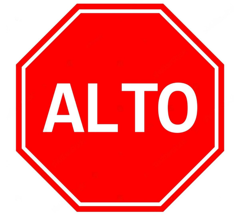 Señal de alto en color rojo y letras blancas. 