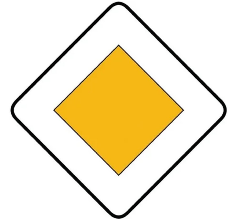 Señal de calzada con prioridad o R3, con un cuadro amarillo en el centro.