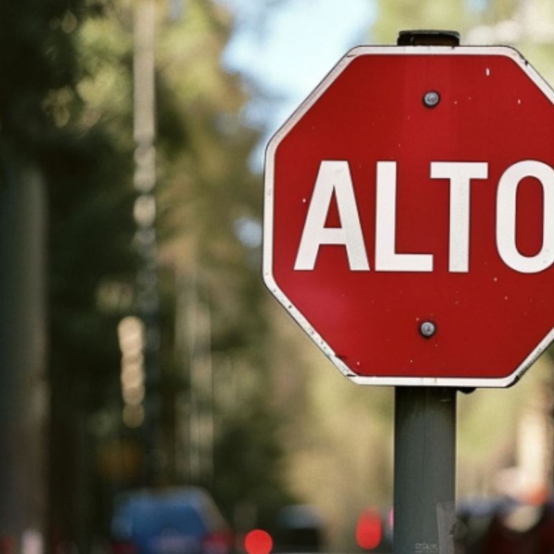 Señales de tránsito restrictivas: cuáles son y por qué ponerles atención. Guía rápida de Volkswagen.