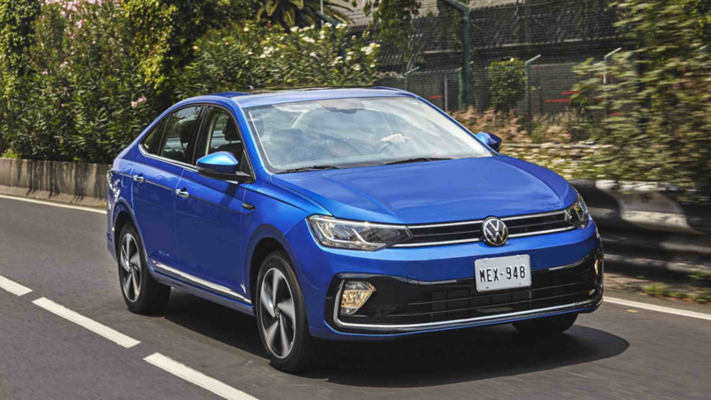 Volkswagen Virtus 2024 en color azul, versión Highline.