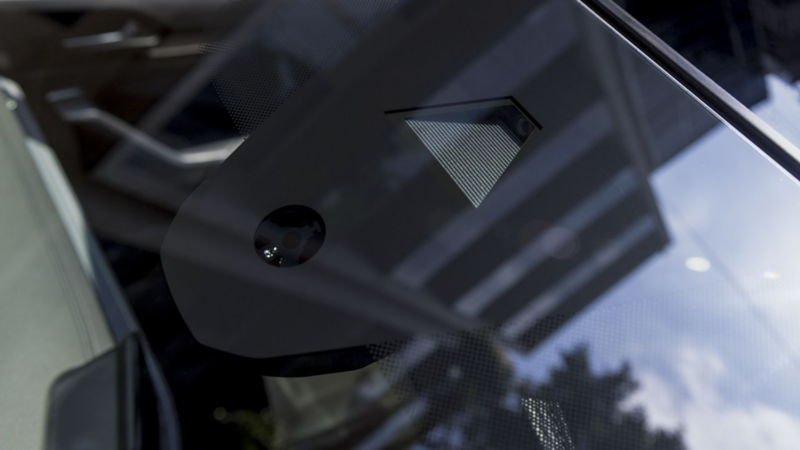 Sensor en el parabrisas de un auto Volkswagen. 