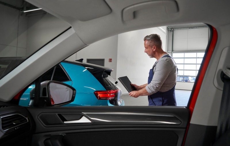 Un technicien de service Volkswagen