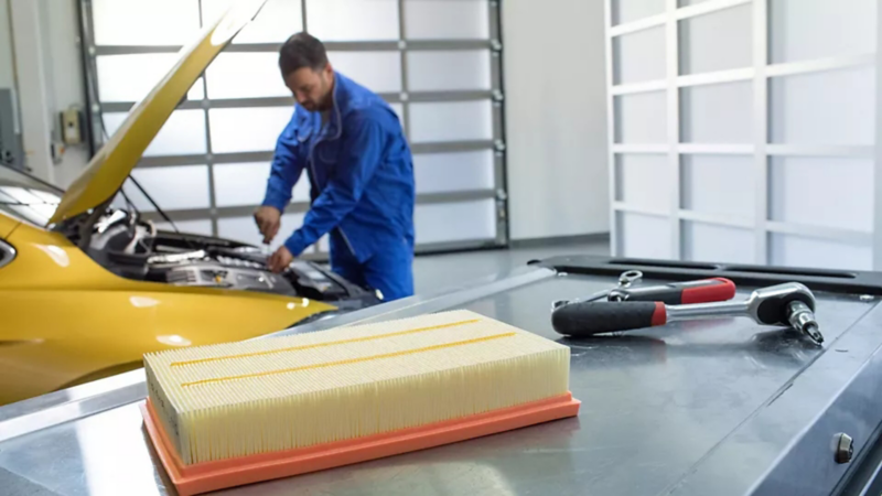 Técnico realizando mantenimiento preventivo dentro de Service Xpress de Volkswagen
