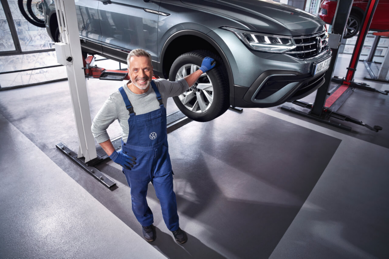 Pracownik serwisu VW naprawia odprysk na przedniej szybie – usługa naprawy szyb