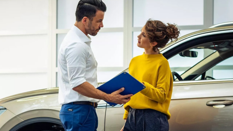 Mujer contratando el mejor servicio de mantenimiento automotriz de Volkswagen para el cuidado de su auto