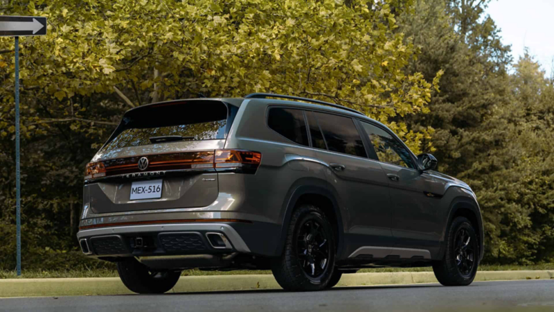 Camioneta Teramont 2024 cerca de parque arbolado dentro de ciudad. 